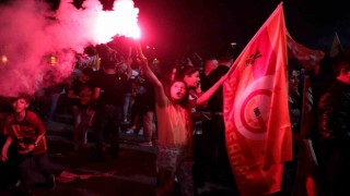 Erzincanda Galatasaray taraftarları meydanı panayır alanına çevirdi