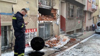 Esenlerde rögar patlaması: 4 katlı binanın giriş dairesinin duvarı yıkıldı