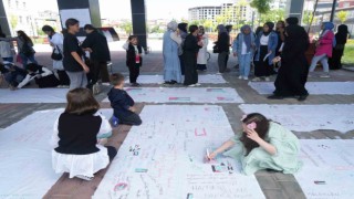 Filistin için bir araya gelen kadınlar ve çocuklar duygularını beyaz çarşaflara yazdı