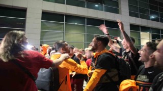 Galatasaray, Konya Havalimanında taraftarları ile şampiyonluğu kutladı