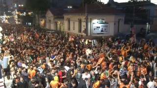 Galatasaraylı taraftarlar şampiyonluğun ardından Taksime akın etti
