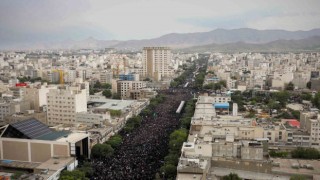 İran Cumhurbaşkanı Reisiyi 3 milyon kişi son yolculuğuna uğurladı