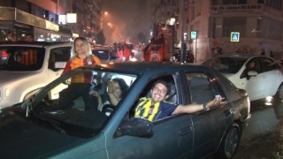 İzmirde örnek görüntü: Galatasaraylı eşini, Fenerbahçe formasıyla kutlamalara götürdü