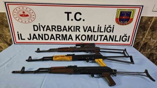 Jandarmanın durdurduğu araçta 3 adet AK-47 ele geçirildi