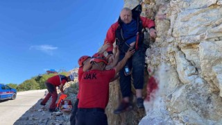 Kayalıklara düşen İngiliz paraşütçüyü UMKE ve JAK ekipleri kurtardı