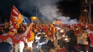 Marmariste Galatasaray taraftarları şampiyonluğu kutluyor