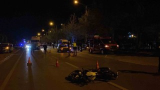 Otomobilin çarptığı motosiklet sürücüsü hayatını kaybetti