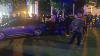 Park halindeki araçlara çarpan otomobilin sürücüsü yaralandı