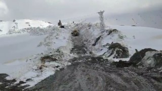Şırnakta mayıs ayında 10 metrelik karda yol açma çalışmaları sürüyor