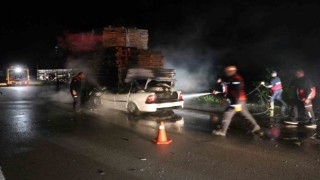 Tıra ok gibi saplanan otomobil alev alev yandı: 1 ölü