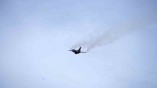 Türk pilotundan F16nın sınırlarını aşan manevralar: SOLOTÜRKün nefes kesici gösterisi
