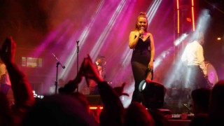 Ünlü şarkıcı Lara konser verdi, izdiham yaşandı: Binlerce vatandaş meydana sığmadı