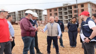 Vali Varol, deprem konutlarında incelemeler yaptı