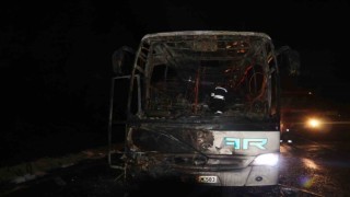 Adanada seyir halindeki yolcu otobüsü alev topuna döndü