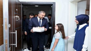 Başkan Toptaştan şehidin kızına doğum günü sürprizi
