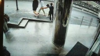 Beyoğlunda Güney Koreli kadına kapkaç kamerada: Peşinden koştukları şahsı polis yakaladı