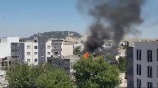 Bina çatısında çıkan yangın paniğe neden oldu