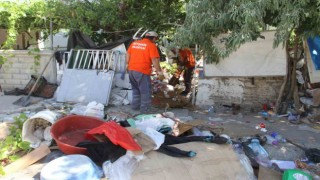 “Çöp ev” ihbarı üzerine gidilen apartmanın bahçesinden 5 kamyon ve 3 traktör dolusu çöp çıkarıldı