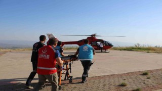 Dağlık alana düşen paraşütçü ambulans helikopterle hastaneye sevk edildi