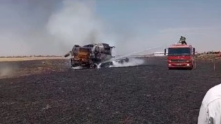 Diyarbakırda 50 dönüm ekili arazi ve biçerdöver yandı