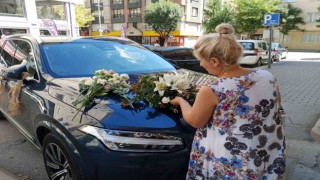 Düğün sezonunun açılmasıyla çiçekçilerin gelin arabası yoğunluğu başladı