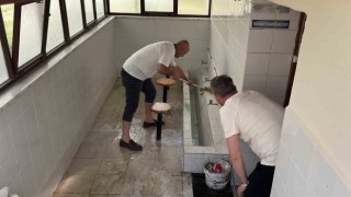 Farkındalık oluşturması amacıyla cami tuvaletlerini temizlediler