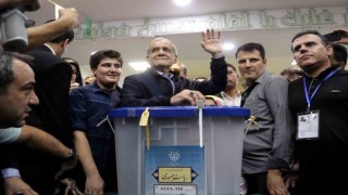 İranda cumhurbaşkanlığı yarışını reformist aday Pezeşkiyan önde götürüyor