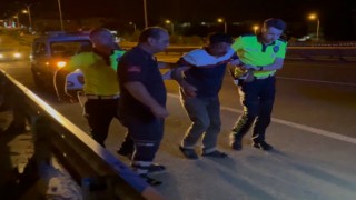Köprüde intihara kalkışan şahsı devriye gezen polisler ikna etti