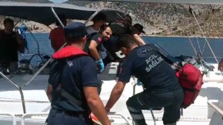 Marmariste özel teknesinde rahatsızlanan vatandaşı Sahil Güvenlik tahliye etti