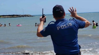 Samsunda polis boğulmalara karşı sahillerde uyarıda bulunuyor