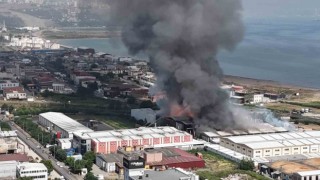 Samsundaki fabrika yangını soğutma çalışması sırasında beton blok çöktü: 7 itfaiye eri yaralı