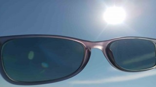 Sıcak yaz günlerinde güneşe dikkat: Gözlerinizi UV ışınlarından koruyun