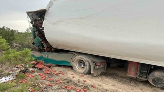 Tırla kamyonetin çarpıştığı kazada 2 kişi yaralandı