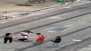 Tramvay yolunda kadınların saç saça baş başa kavgası kamerada