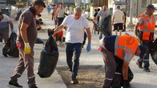 Vatandaşın kirlettiği sahilleri Belediye Başkanı temizledi