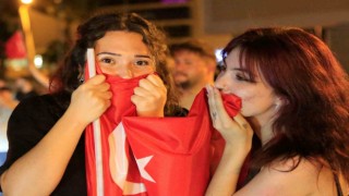 A Milli Takımın Avusturya galibiyeti Antalya sokaklarını şenlik alanına döndürdü