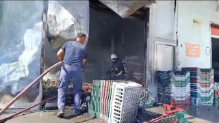 Antalyada halk ekmek fabrikasının deposu alev alev yandı
