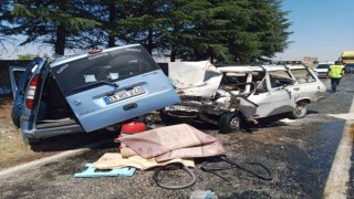 Afyonkarahisar’da Kafa kafaya çarpışan araçlardaki 2 kişi öldü, 1 kişi yaralandı